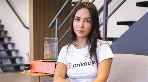 Emily Ferrer, em video do Privacy gratuito, sendo penetrada na。